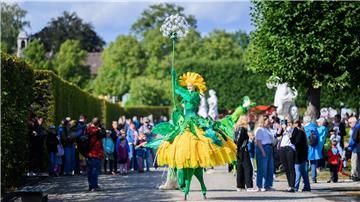 Die Künstlergruppe Art Tremondo läuft durch den Großen Garten. Mit einem großen Sommerfest wird der 350. Geburtstag des Großen Gartens der Herrenhäuser Gärten gefeiert.