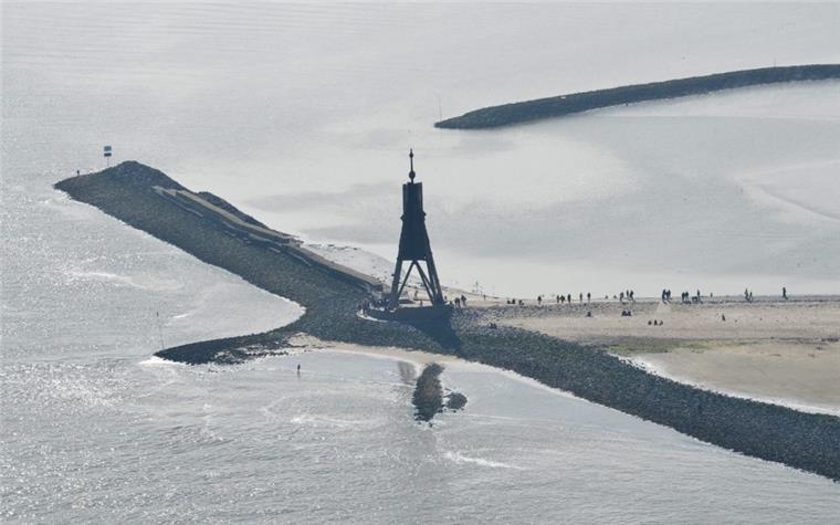 Cuxhaven: Kugelbake ist wieder wetterfest Die Kugelbake von Cuxhaven aus einem Flugzeug fotografiert.