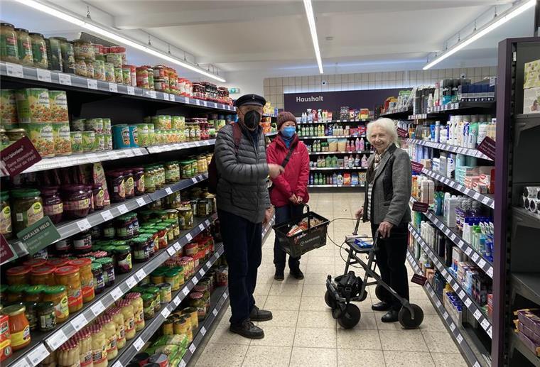 Vier Monate Tante Enso in Sellstedt: So läuft der Laden Ältere Kunden stehen in einem Lebensmittelladen zwischen den Regalen.