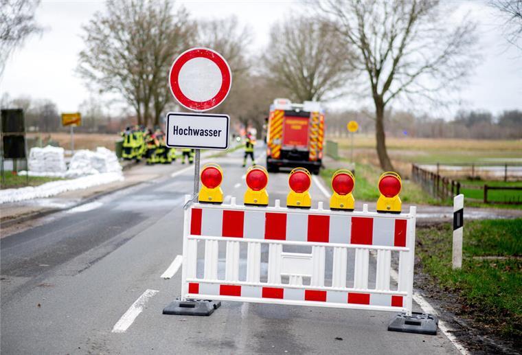 L 134 überschwemmt: Fahrbahn teilweise voll gesperrt Die L 134 ist aufgrund von Hochwasser teilweise voll gesperrt.