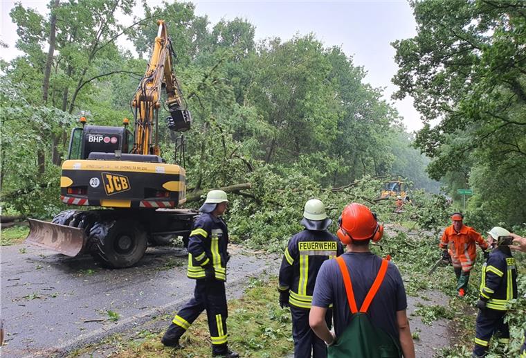 Die L135 (alte B6) war kurz nach Hagen in Richtung Bremerhaven nicht mehr zu befahren.