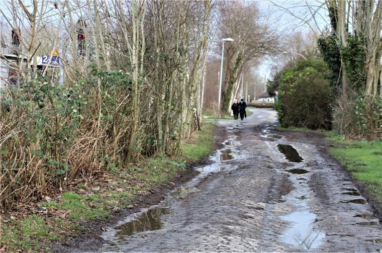 Rodenkirchen: Weg zur Bahnstation ist keine Visitenkarte Die Ladestraße in Rodenkirchen, die die Zufahrt zum östlichen Bahngleis ist, macht keinen guten Eindruck.