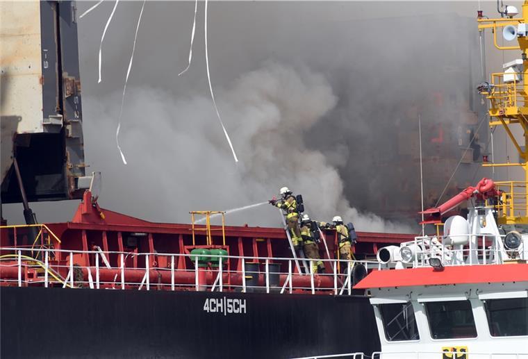 Feuer auf Frachter im Hafen wieder entfacht Die Ladung im Holzfrachter brennt erneut. Foto Scheer