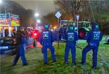 Die Lage am Carl-Schurz-Gelände war am Freitagabend angespannt. Polizei und Landwirte sowie deren Sympathisanten verhandelten miteinander.