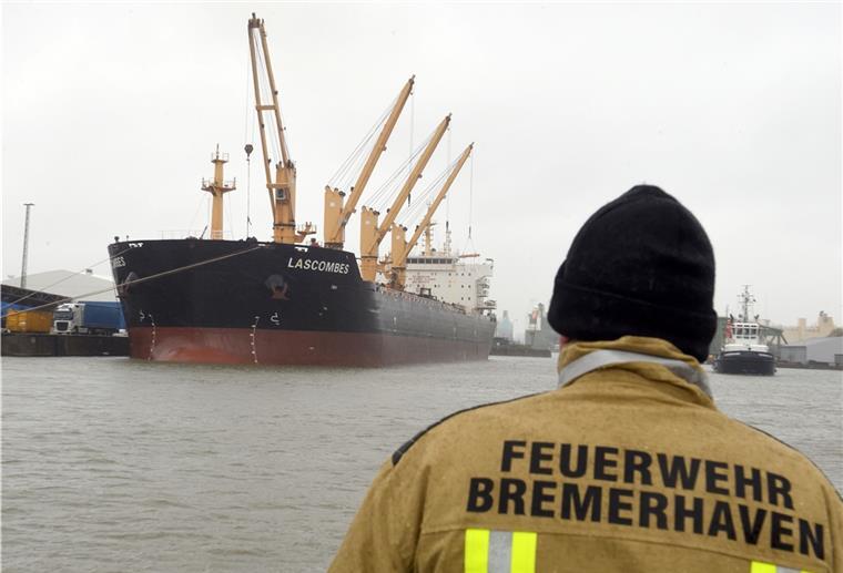 Brandsicherheitswache immer noch an der „Lascombes“ Feuer auf Frachter "Lascombes"