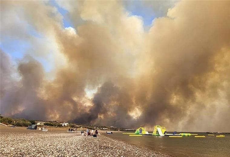 Feuer-Angst! Tui fliegt vorerst keine Touristen nach Rhodos Die Lage auf Rhodos ist aufgrund der Waldbrände schwierig.