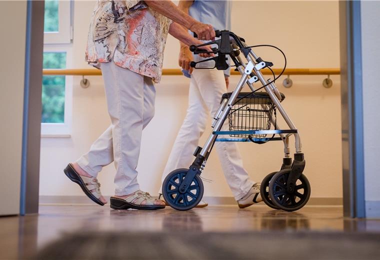 Beifall und Hass: Pflegekräfte kommen zu Wort Die Lage in Seniorenpflegeheimen ist seit Ausbruch der Corona-Pandemie nicht nur für die Patienten angespannt: Pflegekräfte kämpfen gegen einen Mangel an Schutzkleidung, Übermüdung und Anfeindungen.