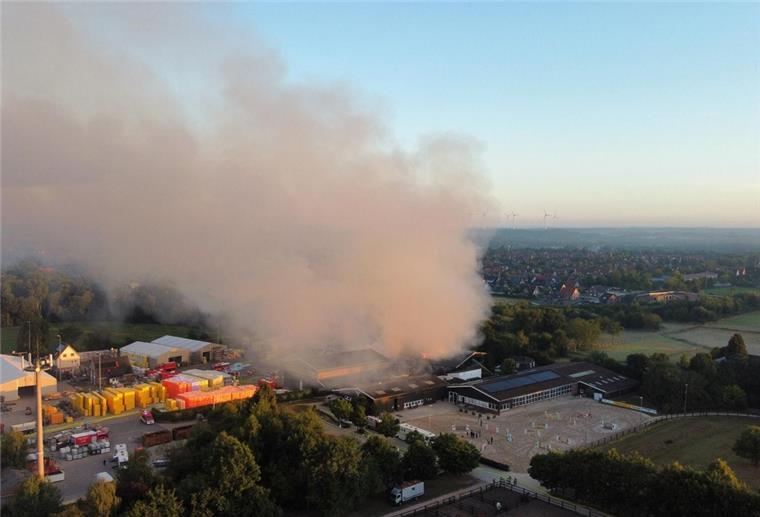 Harsefeld: Millionenschaden nach Feuer in Lagerhalle Die Lagerhalle eines Bauunternehmens steht am Dienstag, 9.8.2022, in Flammen. Nach Polizeiangaben handelte es sich um eine Fläche von etwa 2000 Quadratmetern.