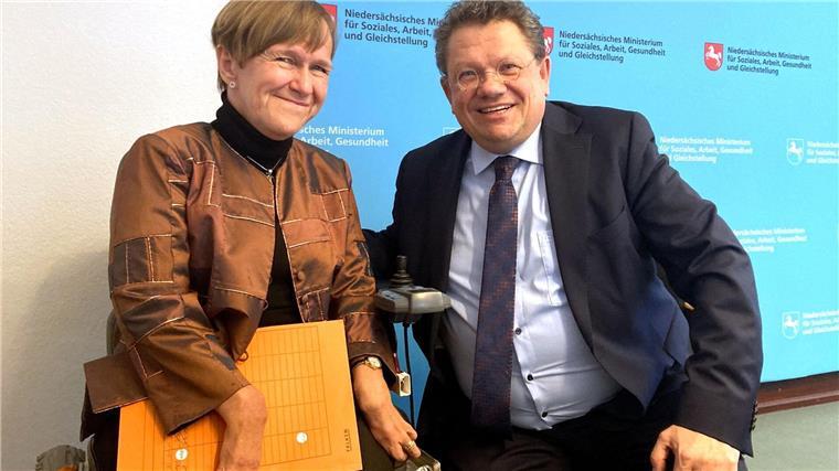 Neue Landesbeauftragte für Menschen mit Behinderungen Die Landesbeauftragte für Menschen mit Behinderung, Annetraud Grote (l), und Andreas Philippi (SPD)sitzen bei einer Pressekonferenz.