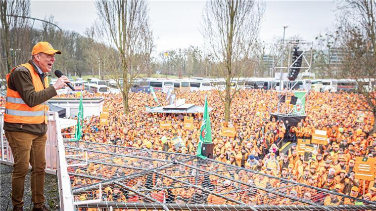 Streit um Jagdgesetz – Mehrheit für mehr Tierschutz Die Landesjägerschaft um Präsident Dammann-Tamke (l) hatte erstmals zu einer Demo dieses Ausmaßes aufgerufen. Auch aus vielen anderen Bundesländern waren Demonstranten angereist. (Archivbild)