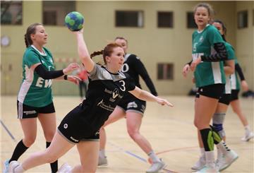 Die Landesliga-Handballerinnen des Elsflether TB mit Shelby Lameyer (beim Wurf) hätten am Sonntag ein Heimspiel gehabt.