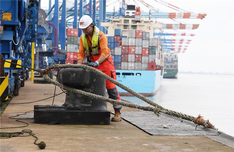 Verständnis: Die Landespolitik prüft derzeit die Übertragung der Bremer Hoheitsrechte im Hafen auf Bremerhaven. Ex-Oberbürgermeister Jörg Schulz spricht sich dagegen aus, dass zusätzlich die Stadt Bremen auch die Eigentumsrechte an das Land abgeben soll.