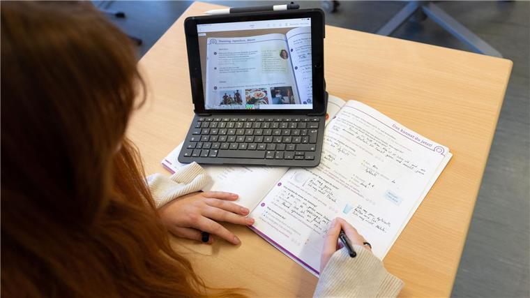 Die Landesregierung will bis 2031 rund 800 Millionen Euro für Schul-Tablets ausgeben. (Archivbild)