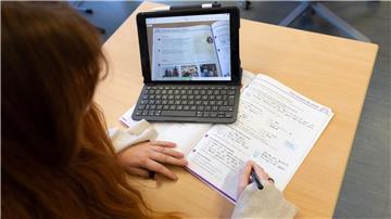 Die Landesregierung will bis 2031 rund 800 Millionen Euro für Schul-Tablets ausgeben. (Archivbild)