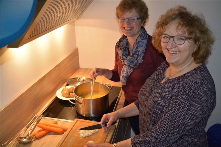 Landfrauen stellen Kochrezepte ins Internet Die Landfrauen Annette Jaeger (rechts) und Meike Buhrfeind bereiten eine deftige Kartoffelsuppe zu. Für die milchwirtschaftliche Vereinigunghaben die Damen den Kochlöffel geschwungen und präsentieren Rezepte aus dem Cuxland auf dem Videokanal YouTube.