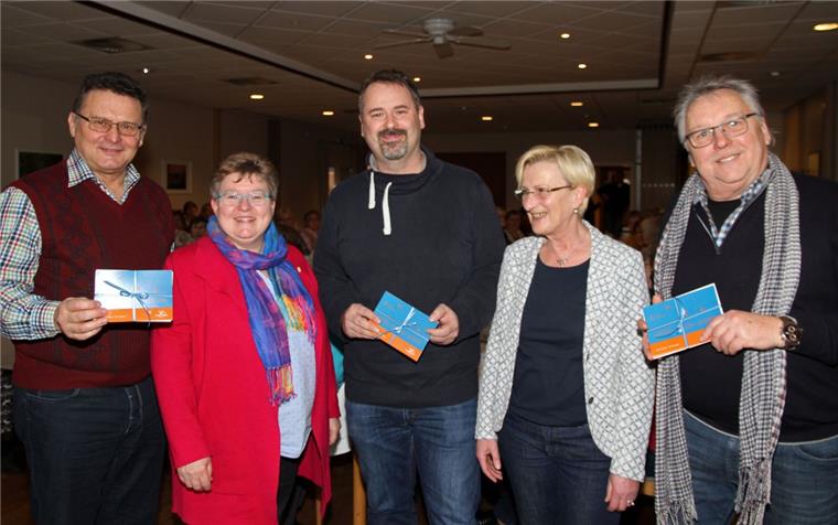 Wilstedter Landfrauen spenden für Fördervereine der Freibäder Die Landfrauen-Vorsitzende Anke Husmann-Klaffke (Zweite von links) und Kassenführerin Annette Schwier überreichten den Vorsitzenden der drei Schwimmbad-Fördervereine, Günther Nase (links), Oliver Moje (Mitte) und Peter Breitsprecher (rechts), Spenden von je 240 Euro