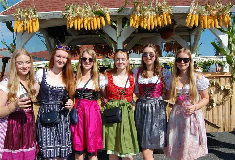 Überall gut gelaunte Menschen beim Hagener Herbstmarkt Die Landjugend Driftsethe präsentierte sich in flotten Dirndl-Kleidern.