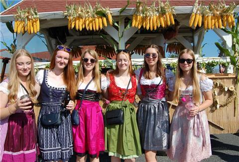 Die Landjugend Driftsethe präsentierte sich in flotten Dirndl-Kleidern.