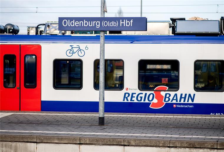 Schneller Ausbau des Schienennetzes gefordert - auch in der Wesermarsch Eine Regio-S-Bahn hält an einem Bahnsteig im Hauptbahnhof Oldenburg.