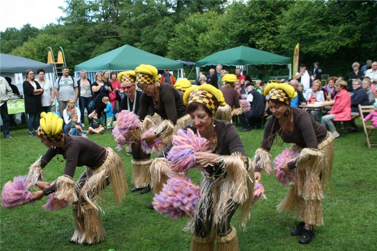 Die kleinen "Wiesn": Eindrücke vom Bokeler Waldbadfest Die Landpomeranzen aus Stubben boten beim Waldbadfest in Bokel eine heiße Tanzshow in raschelnden Baströckchen.