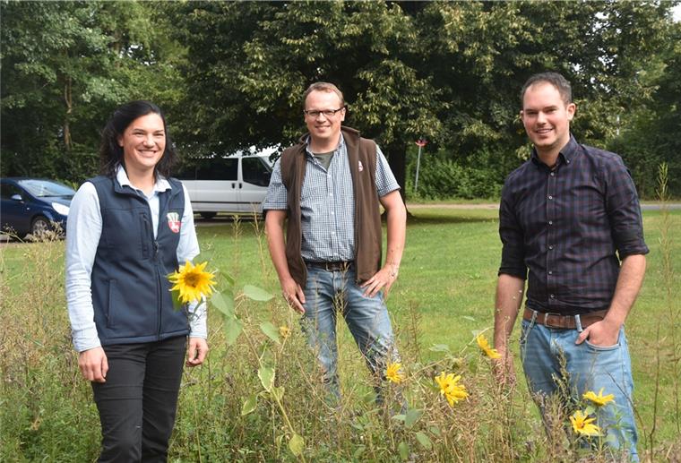 Niedersächsischer Weg verspricht mehr Artenschutz Landvolk-Vertreter stehen auf einem Feld