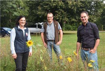 Landvolk-Vertreter stehen auf einem Feld