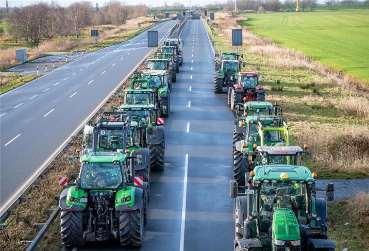 Wesertunnel dicht und noch mehr: Landwirte demonstrieren am 8. Januar Auto mit Straßensperre
