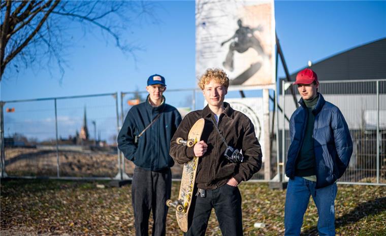Der Skaterpark an der Geeste in Bremerhaven wird gebaut Die lang ersehnte Skateranlage an der Geeste hinter der Eisarena wird aktuell gebaut. Die Skater (von links) Nicolas Rausch (21), Julius Fischer (18) und Jean-Luc Sagorski (18).