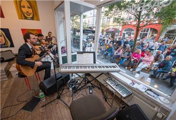 Die lange Nacht der Kultur bringt Leben in die Stadt. Felix Krause (Gesang), Christoph Gaertner (Gitarre) und Max Wiegand (Bass) präsentieren kabarettistische Musikstücke zwischen Größenwahn und Selbstironie.