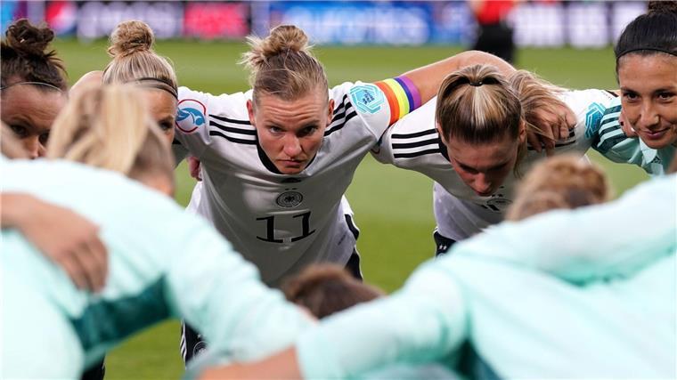 Die langjährige DFB-Kapitänin Alexandra Popp wird in Duisburg verabschiedet.