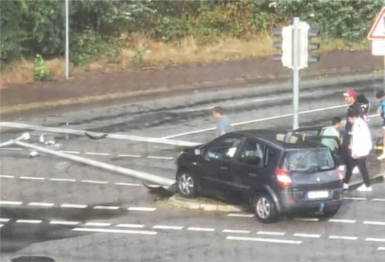 Unfall in Cuxhaven: Autofahrer fährt Laterne und Schild um Die Laterne fiel mitten auf die Fahrbahn der Meyerstraße.