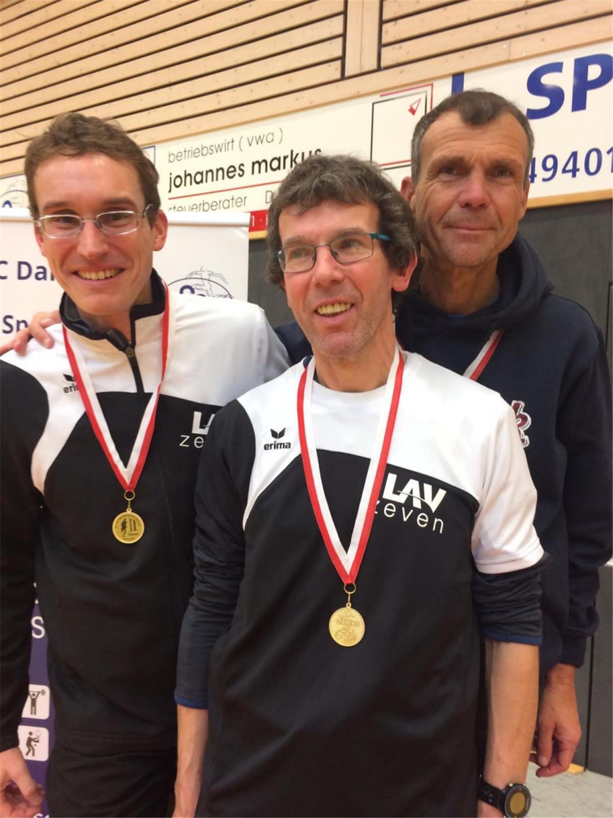 Zevener LAV-Team ist Vize-Landesmeister beim Cross-Laufen Die LAV-Athleten Marcel Frank, Carsten Ahlfeld und Marco Miltzlaff (von links) belegten bei den Landes-Cross-Meisterschaften vordere Plätze.