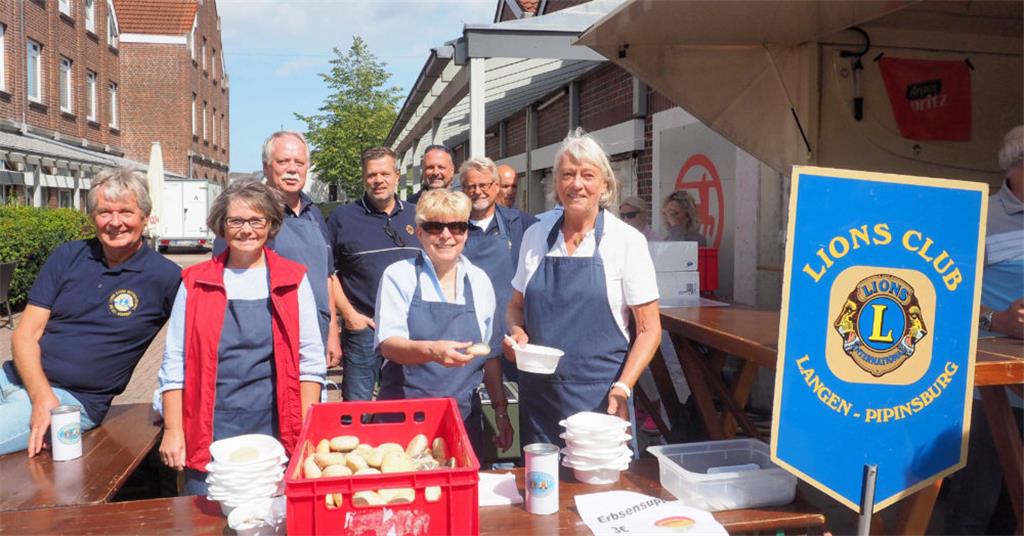 Die leckere Erbsensuppe vom Lions Club Langen-Pipinsburg war auch diesmal  heiß ...
