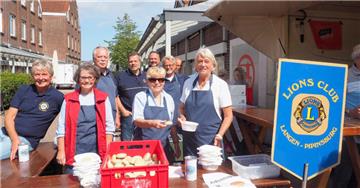 Die leckere Erbsensuppe vom Lions Club Langen-Pipinsburg war auch diesmal  heiß ...