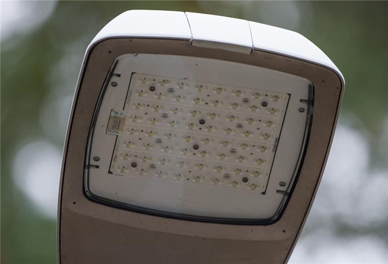Beverstedt geht ein Licht auf: Straßenbeleuchtung wird auf LED umgestellt Die LED-Straßenbeleuchtung soll die Stromkosten senken, die Umwelt schonen und mehr Licht in dunkle Ecken bringen. Foto Uwe Anspach/dpa