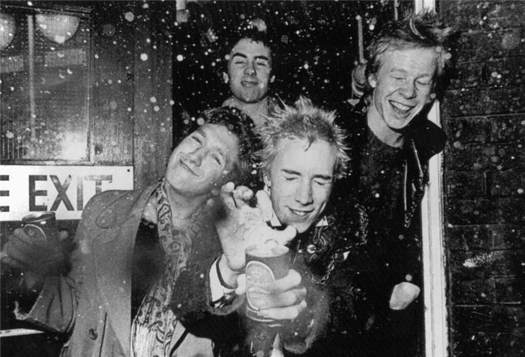 Sex Pistols begeistern bei Comeback ohne Ex-Sänger Lydon Die legendäre Punkband Sex Pistols in ihrer Originalbesetzung mit Sänger John Lydon. (Archivbild)