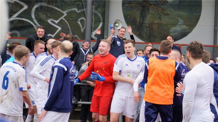 Fußball: Die Leher TS ist live in der ARD-Konferenz zu sehen Die Leher TS freut sich nach dem Halbfinalsieg über den Einzug ins Endspiel.