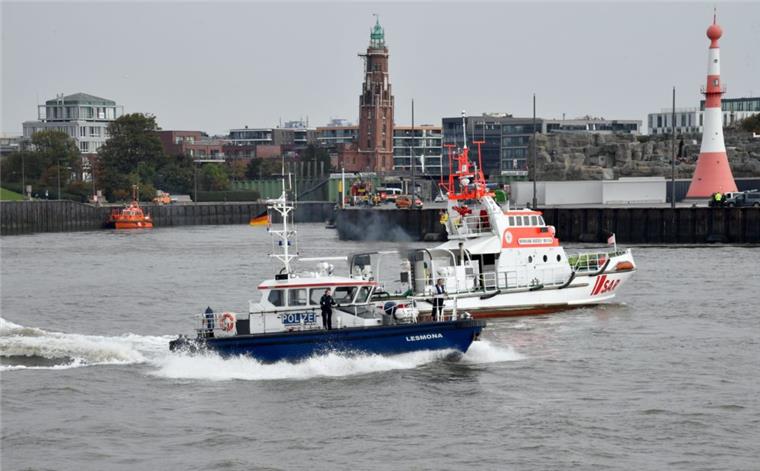 Bremerhaven: Identität der Leiche noch nicht geklärt Die Leiche, die Samstagmorgen in der Weser gefunden worden ist, könnte laut Polizei der junge Mann sein, der Ende September in die Weser stieg und davonschwamm.