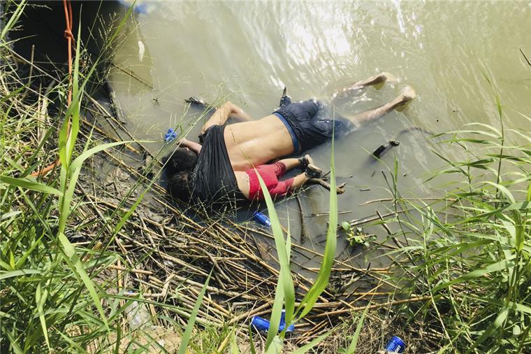 USA: Erschütterndes Bild zeigt Vater und Tochter tot im Grenzfluss Die Leichen eines Migranten aus El Salvador und seiner fast zweijährigen Tochter liegen am Ufer des Rio Grande im mexikanischen Matamoros, nachdem sie beim Versuch, den Fluss nach Brownsville in Texas zu überqueren, ertrunken sind.