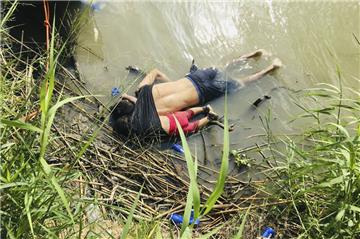 Die Leichen eines Migranten aus El Salvador und seiner fast zweijährigen Tochter liegen am Ufer des Rio Grande im mexikanischen Matamoros, nachdem sie beim Versuch, den Fluss nach Brownsville in Texas zu überqueren, ertrunken sind. 