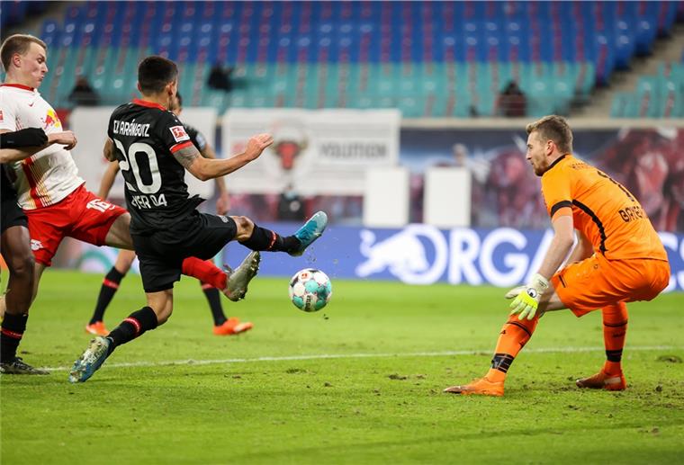 Leipzig siegt im Top-Spiel knapp gegen Leverkusen Die Leipziger im Angriff: Hier versucht Lukas Klostermann, sich gegen Leverkusens Edmond Tapsoba (links), Charles Aránguiz (Mitte) und Torwart Lukas Hradecky durchzusetzen.