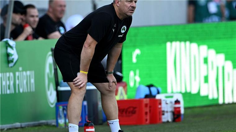 Fürth-Coach Zorniger poltert nach Torwart-Patzer Die Leistung seines Torwarts regt Alexander Zorniger schwer auf.