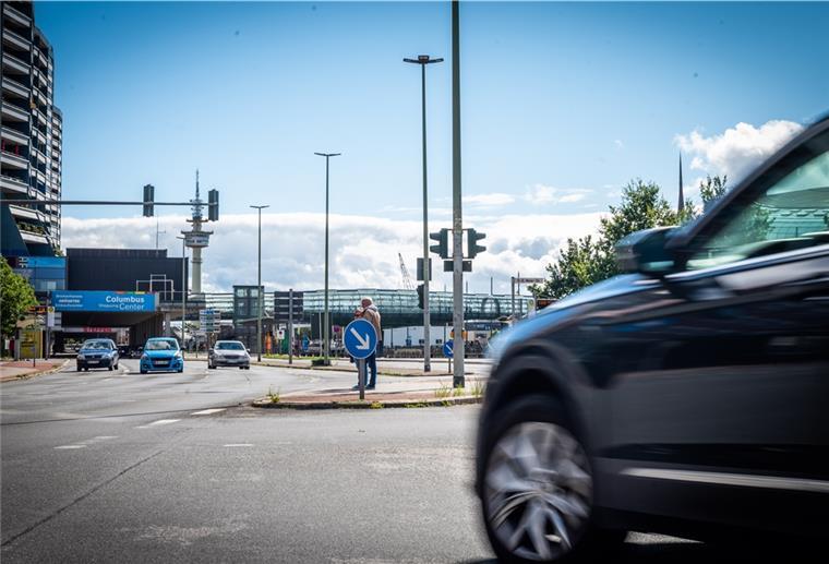 Neues Gutachten: Schmalere Columbusstraße ist möglich Die Leistungsfähigkeit der Columbusstraße ist auch dann noch gegeben, wenn sie weniger als vier Spuren hat. Dieser Hinweis ergebe sich laut Handelskammer aus dem Verkehrsgutachen, das Ende Oktober vorliegen soll. Foto: Hartmann