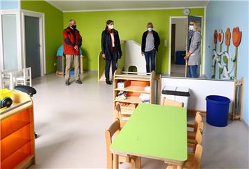 Die Leiterin der Kindertagesstätte Nadine Damken (rechts) führte die Gäste zur Einweihung durch den Neubau.