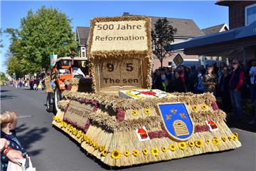 Die Lengenbosteler Dorfjugend holte sich den Sieg in der Kategorie der besten Bördewagen mit der Darstellung eines Lutherwürfels. 