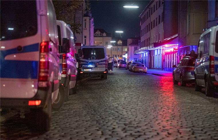 Bremerhaven: Razzia im Rotlichtviertel Die Lessingstraße in Bremerhaven ist Dienstagabend von der Polizei abgeriegelt worden. Der Grund: Kontrolle mit Hausdurchsuchungen im Rotlichtmilieu.