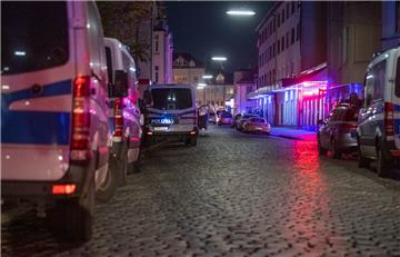Die Lessingstraße in Bremerhaven ist Dienstagabend von der Polizei abgeriegelt worden. Der Grund: Kontrolle mit Hausdurchsuchungen im Rotlichtmilieu.