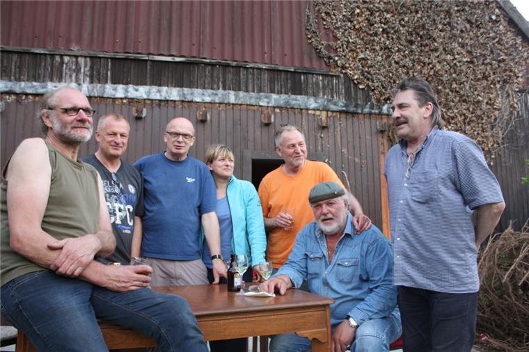 Heimstätte der Hagen Allstars wird abgerissen Die letzte Bandprobe in der Roes-Diele am Amtsdamm: Die Hagen Allstars (von links): Willi Eickhoff; Dieter (Dago) Roes, Jürgen (Josch) Roes, Heike Roes, Peter Langpeter, George B. Miller sowie George Meier vor ihrem legendären „Zufluchtsort“. Keyboarder Peter Henken fehlt.