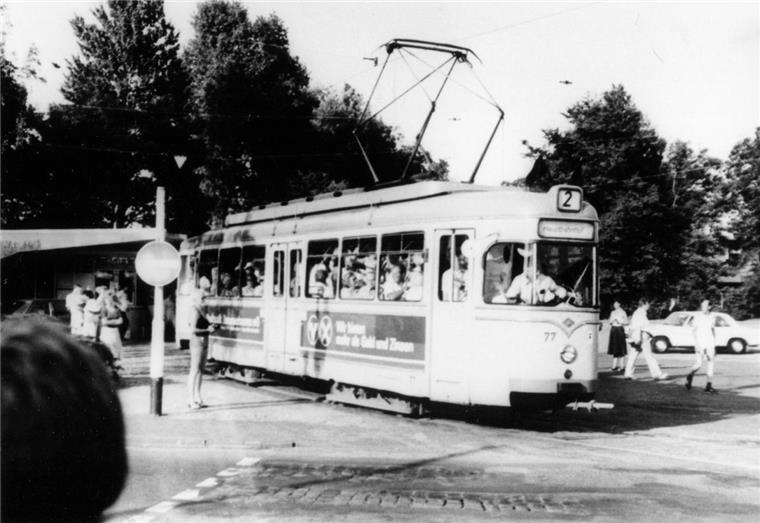 Straßenbahn in Langen: Nostalgisch, aber vielen zu teuer Die letzte Straßenbahn fährt – mit schwarzen Fahnen – von Langen aus in Richtung Hauptbahnhof Bremerhaven. Der 30. Juli 1982 war für viele Bürger der Ortschaft ein trauriger Tag. Bereits 1958 wurde die Fahrt von der Wendeschleife zum Park Friedrichsruh eingestellt.