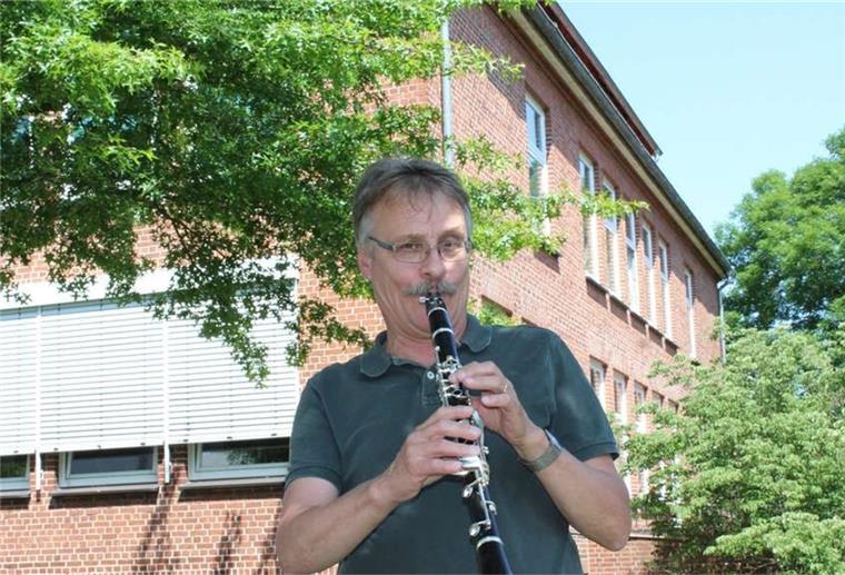 Rotenburg: Chef der Kreismusikschule geht leise Die letzten Tage im Amt des Kreismusikschulleiters sind für Gert Lueken angebrochen. Mit Beginn der Sommerferien verabschiedet er sich von den Schülern.